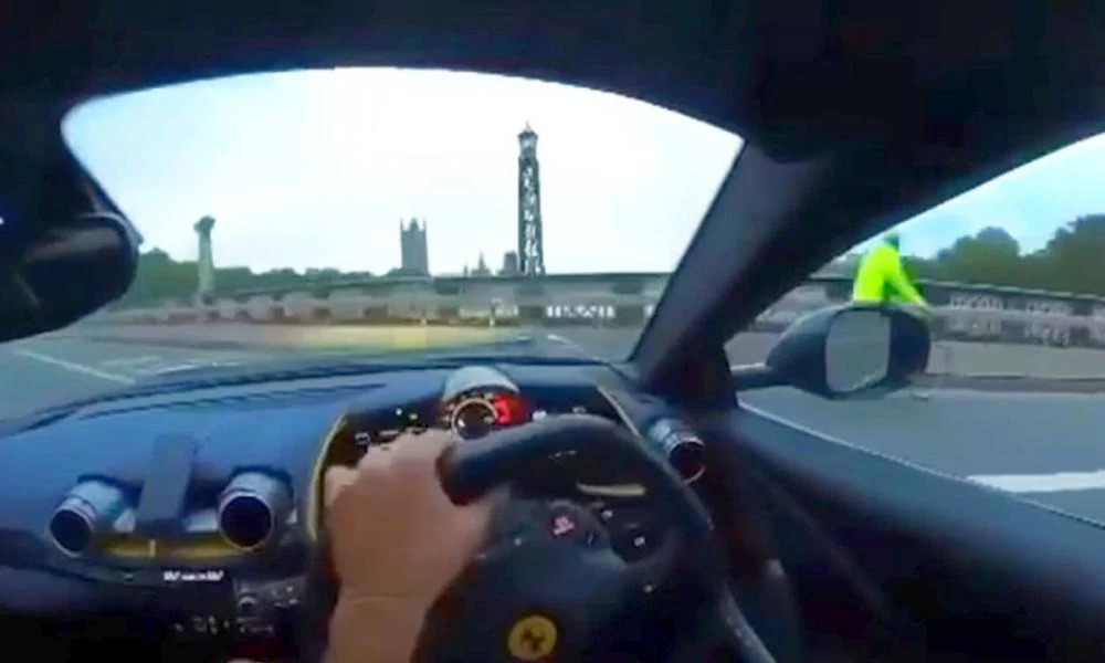 Έκλεισε τον έλεγχο πρόσφυσης στη Ferrari και αμέσως τράκαρε!